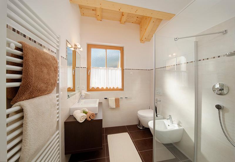 bathroom with shower − apartment St. Peter