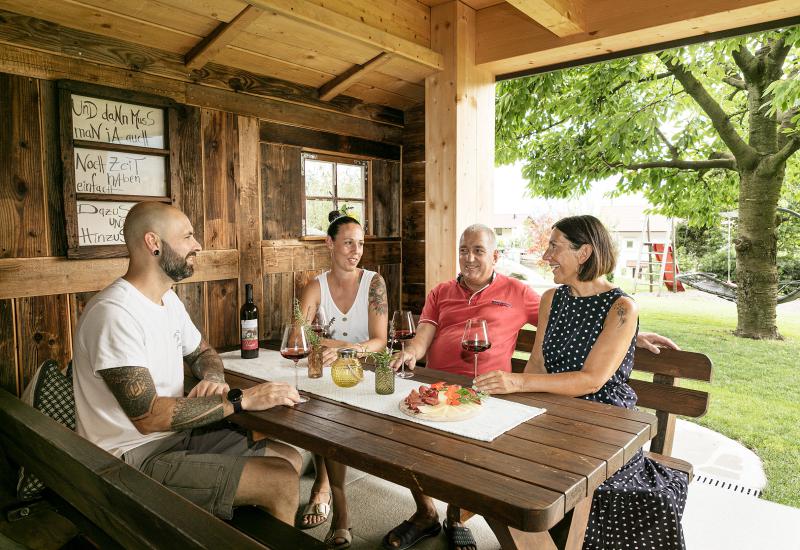 Weinverkostung mit den Gastgebern